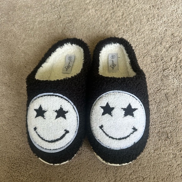 Women’s Smiley face black slippers house shoes 7/8 - Picture 2 of 3